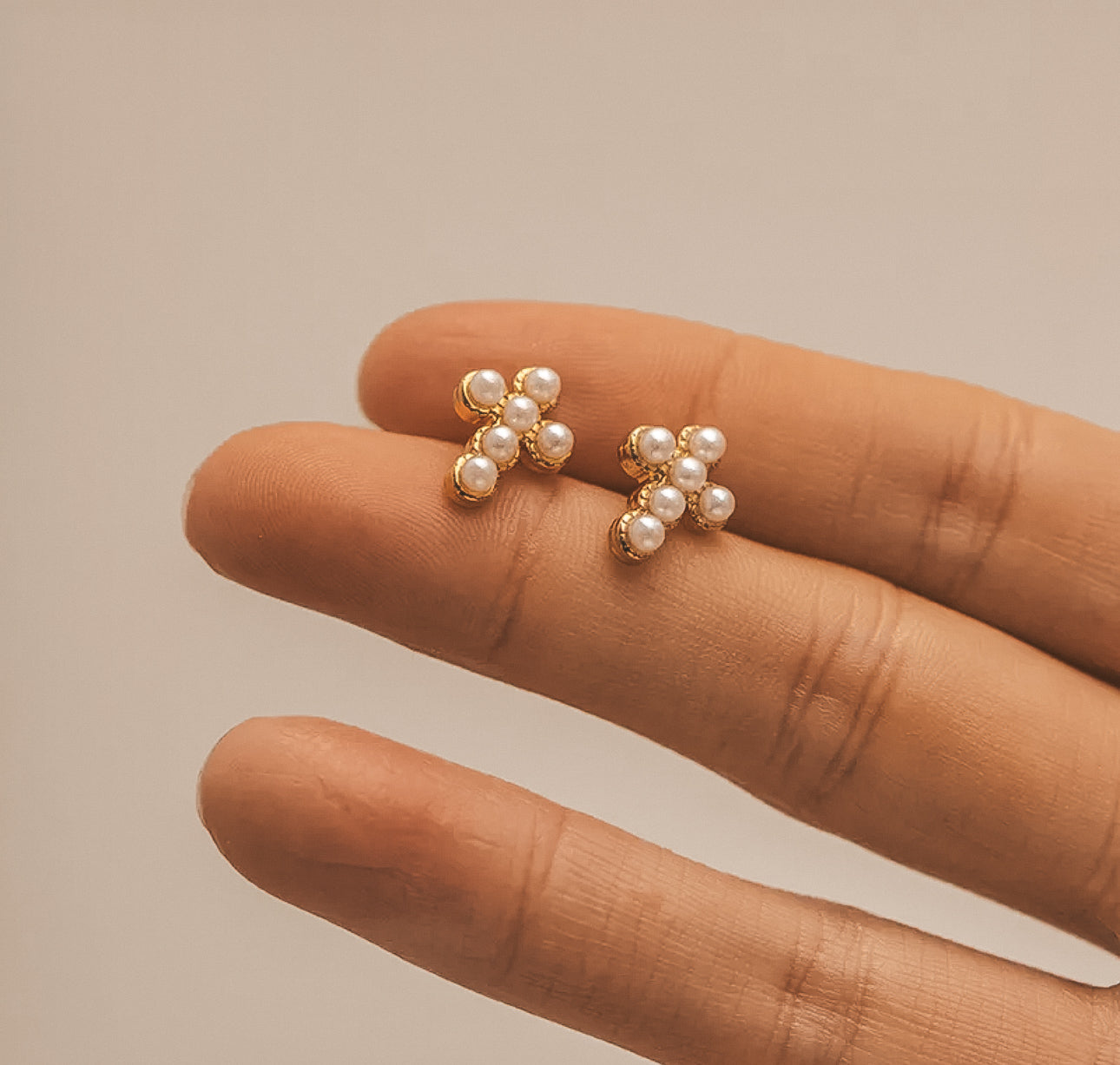 Venecia Cross Studs