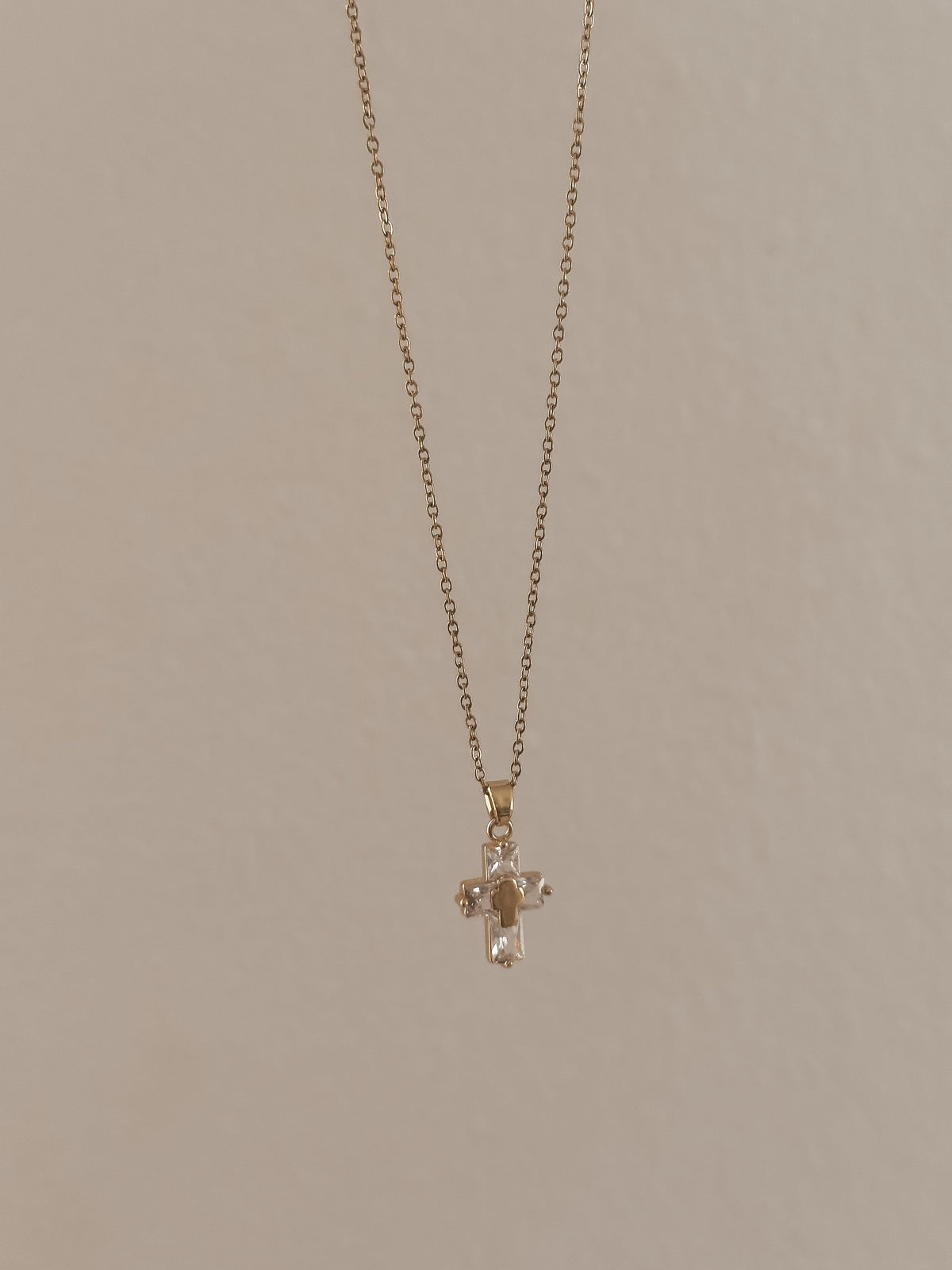 Cruz de Diamante Necklace