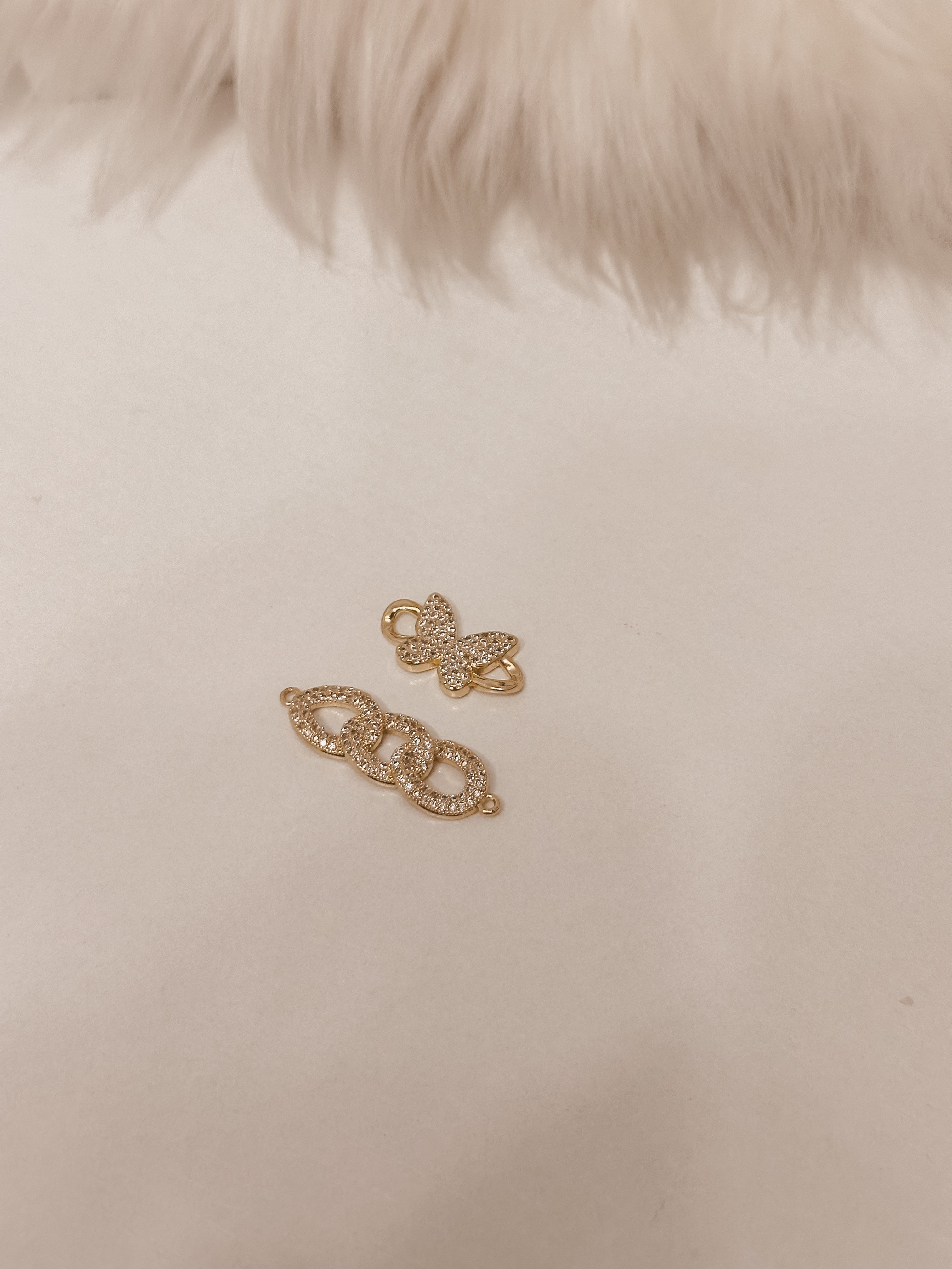 Amuletos de zapatos de moda