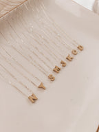 Collar con inicial de oro, oro macizo de 14 k